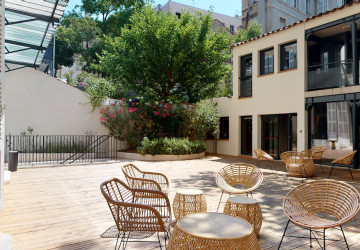 zonnig buitenterras voor coworking